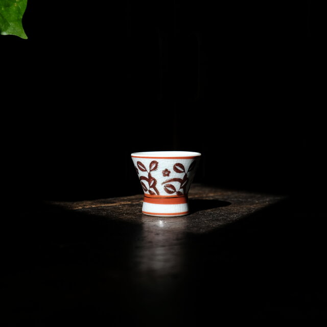 赤いリーフと小さな花文様◇九谷焼 赤絵金彩盃 猪口 酒器 工芸品