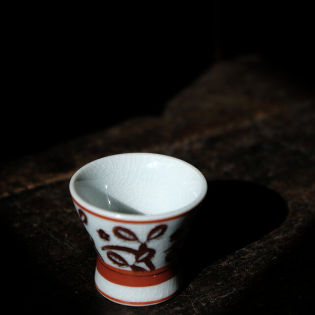 赤いリーフと小さな花文様◇九谷焼 赤絵金彩盃 猪口 酒器 工芸品