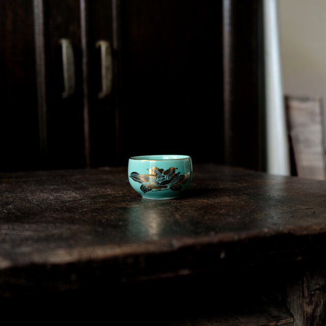 白緑で素敵◆金の花文様。九谷焼　花文金彩猪口　酒器　茶杯　器　工芸品　古民家　昭和期　