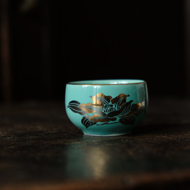 白緑で素敵◇金の花文様。九谷焼 花文金彩猪口 酒器 茶杯 器 工芸品 古