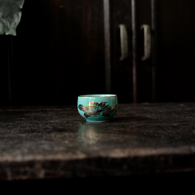 白緑で素敵◇金の花文様。九谷焼 花文金彩猪口 酒器 茶杯 器 工芸品 古