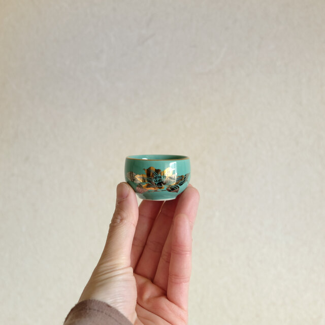 白緑で素敵◇金の花文様。九谷焼 花文金彩猪口 酒器 茶杯 器 工芸品 古