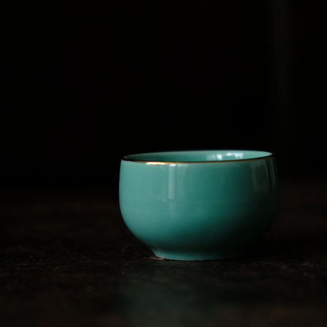 白緑で素敵◇金の花文様。九谷焼 花文金彩猪口 酒器 茶杯 器 工芸品 古