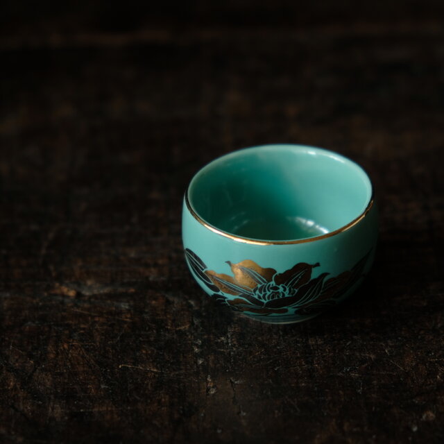 白緑で素敵◇金の花文様。九谷焼 花文金彩猪口 酒器 茶杯 器 工芸品 古