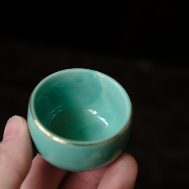 花模様の九谷焼｜茶碗/お猪口/骨董/陶芸/陶器 白緑で素敵◇金の花文様。九谷焼 花文金彩猪口 酒器 茶杯 器 工芸品 古