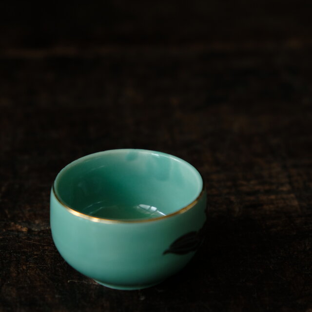 白緑で素敵◇金の花文様。九谷焼 花文金彩猪口 酒器 茶杯 器 工芸品 古