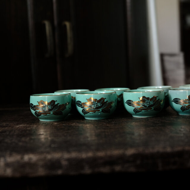 白緑で素敵◇金の花文様。九谷焼 花文金彩猪口 酒器 茶杯 器 工芸品 古