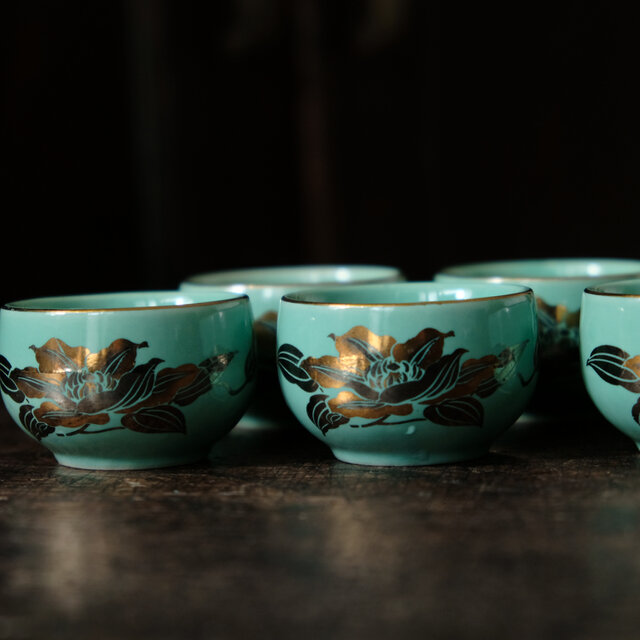 白緑で素敵◇金の花文様。九谷焼 花文金彩猪口 酒器 茶杯 器 工芸品 古