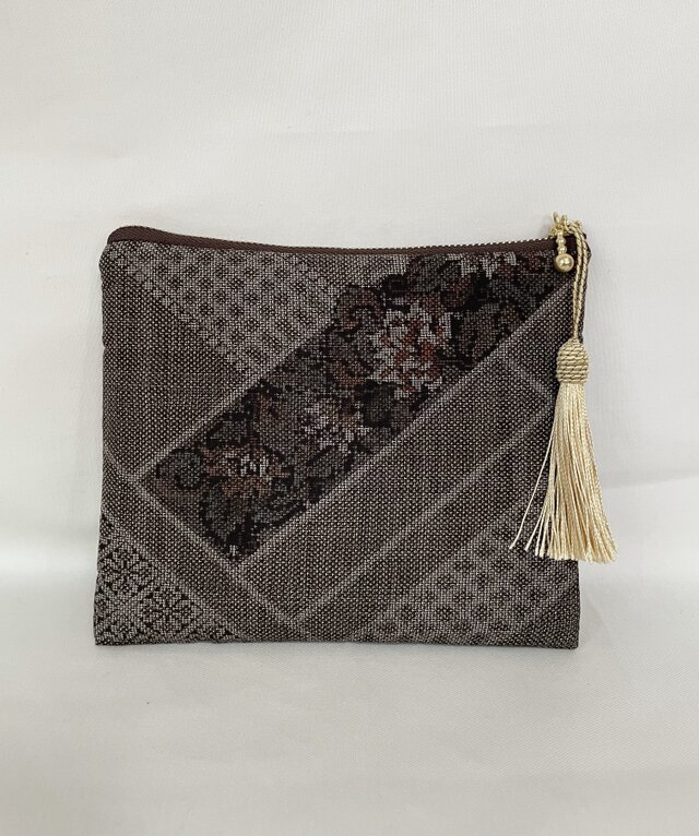 ＊アンティーク着物＊花に幾何学模様泥大島紬のポーチ（9マルキ・タッセル淡い金色）