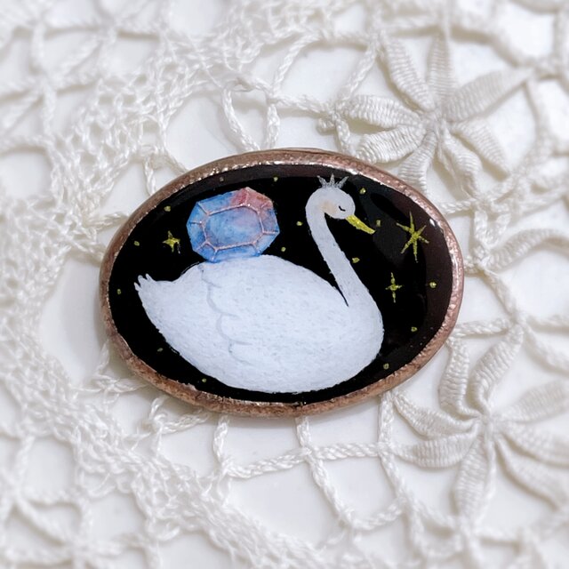 宝石と白鳥のブローチ　ステンドグラスブローチ