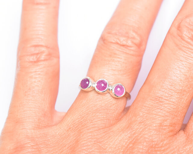 ９２５シルバーリング天然石ピンクサファイヤ　サイズ直し自分。３５号から３７号位 925シルバーリング天然石ピンクサファイヤ サイズ直し自分。35号