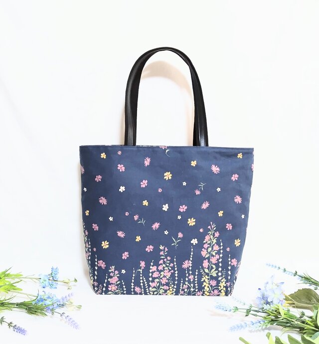 揺れるフラワーガーデンのトートバック(外ポケット付き)