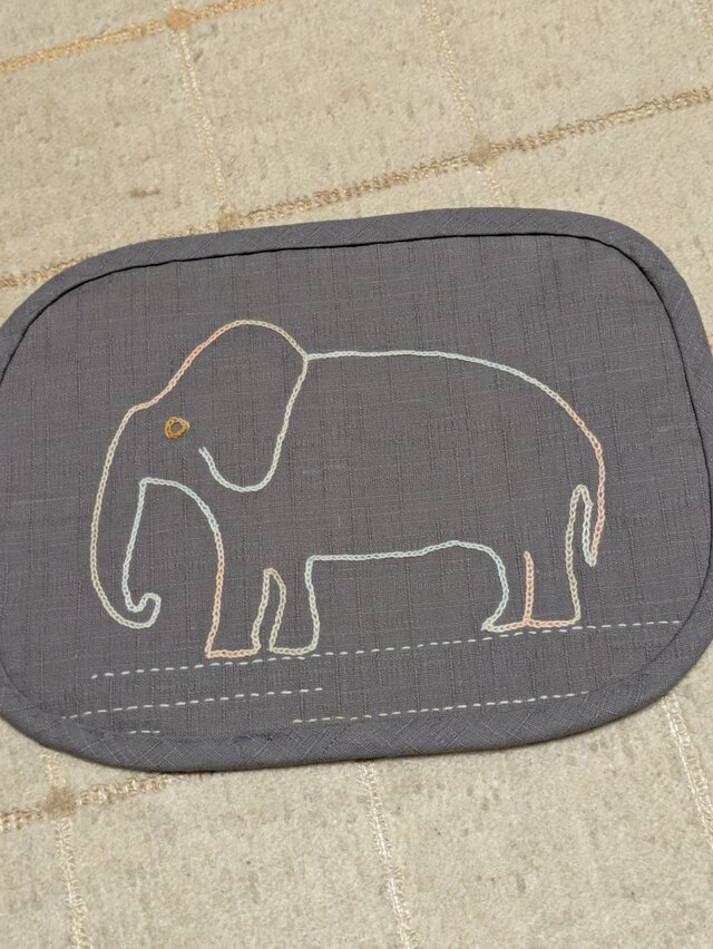 象さんの花瓶敷　７－e  クリームとピンクの段染め糸のコピー