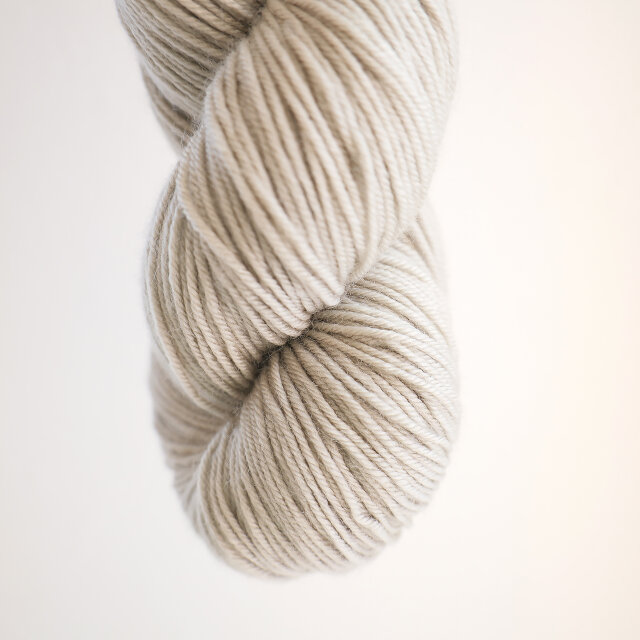 ヨモギ染め C｜100g/400m｜草木染め｜手染め糸 | iichi 日々の暮らしを