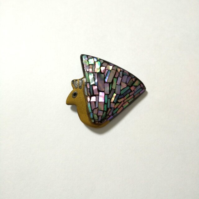 漆のピンブローチ