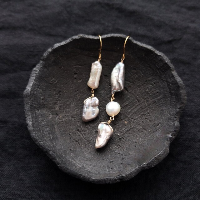 【K14gf】 Baby Baroque Pearl Asymmetry Earrings／バロックパールピアス（Gray）