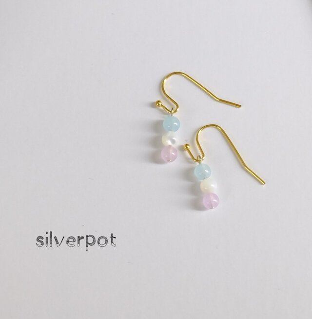 GS37【イライラ解消】カルセドニーとマザーオブパールのプチピアス（パーツ変更可能）