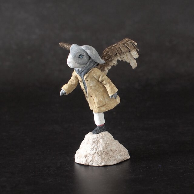 駆ける羽うさぎ　- 塑像 -