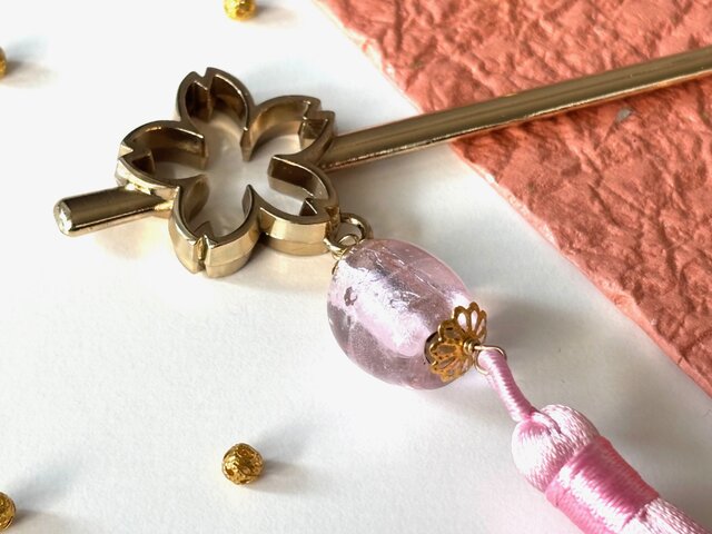 【ほぼ未使用】薄いピンクのカメリアかんざしゴールドのアンティーク風 かんざし 4弁桜の鈴生り簪 サクラ さくら ピンク 春 和風