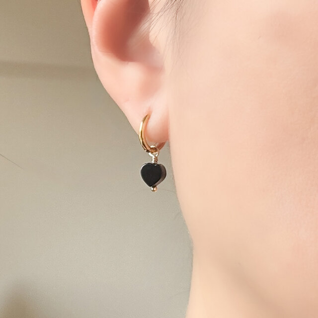 小さなブラックハートの2Wayワンタッチフープピアス／イヤリング