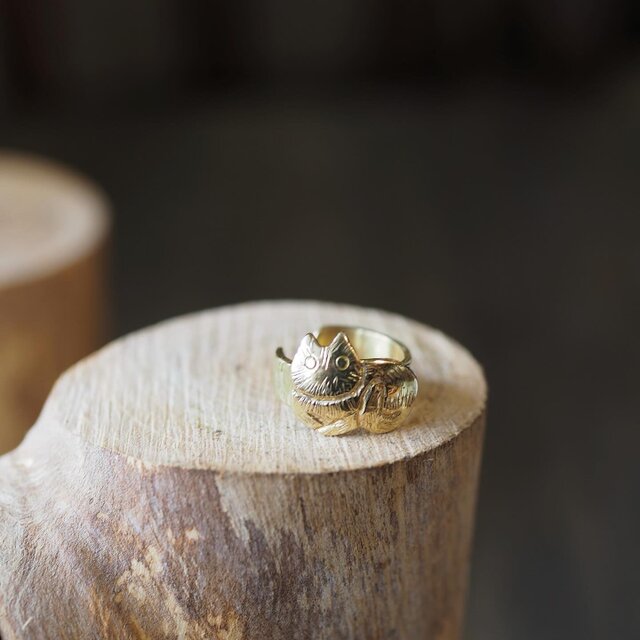 猫と遊ぶ＊香箱座り・猫イヤーカフ(brass) | iichi 日々の暮らしを