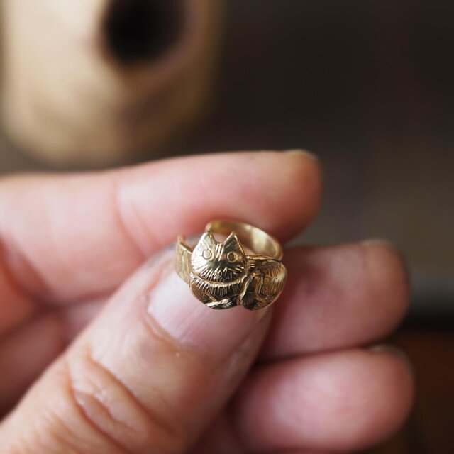 猫と遊ぶ＊香箱座り・猫イヤーカフ(brass) | iichi 日々の暮らしを