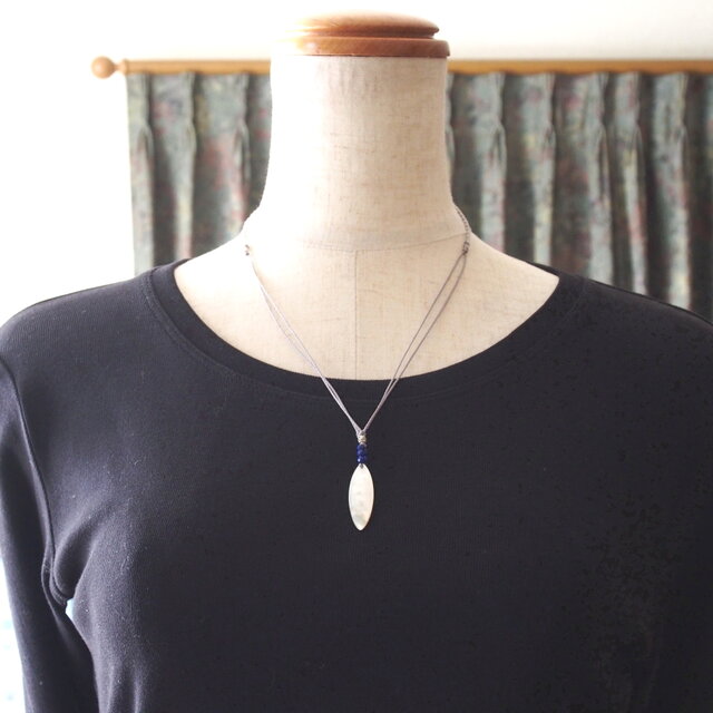 Marquise Pendant（ホワイトシェル×ラピスラズリ） | iichi 日々の
