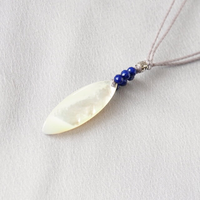 Marquise Pendant（ホワイトシェル×ラピスラズリ） | iichi 日々の