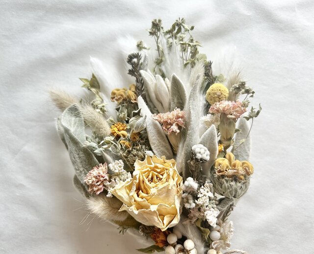 ラムズイヤーと薔薇のスワッグ・ブーケ | iichi 日々の暮らしを