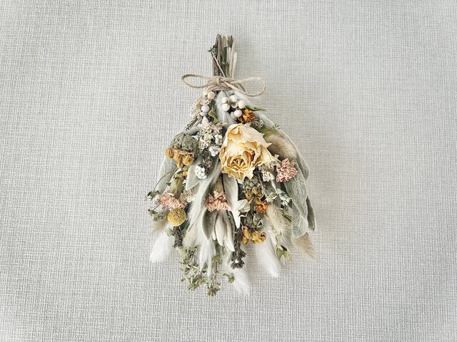 ラムズイヤーと薔薇のスワッグ・ブーケ | iichi 日々の暮らしを