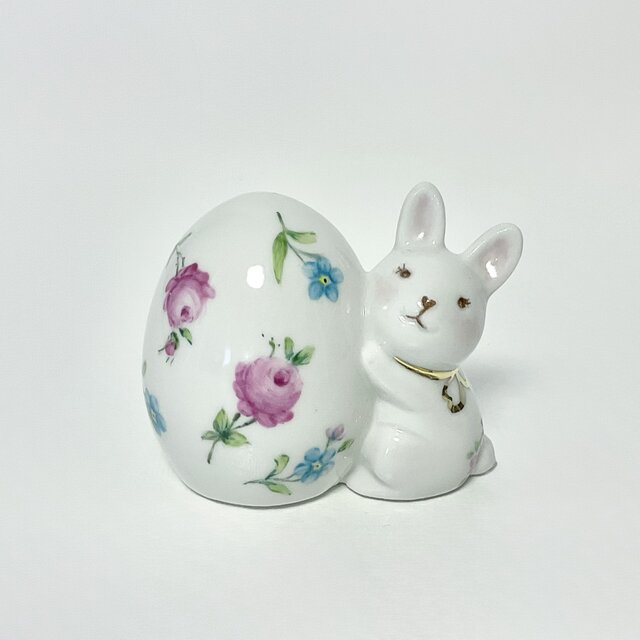 イースターバニーと花のエッグの、小さなフィギュリン