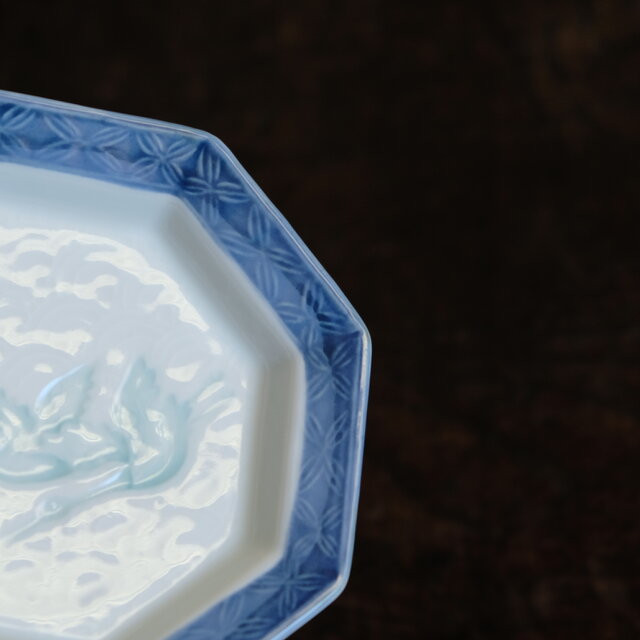 鶴と青海波◇八角で素敵。有田焼 花鶴文線陽刻染付小皿 工芸品
