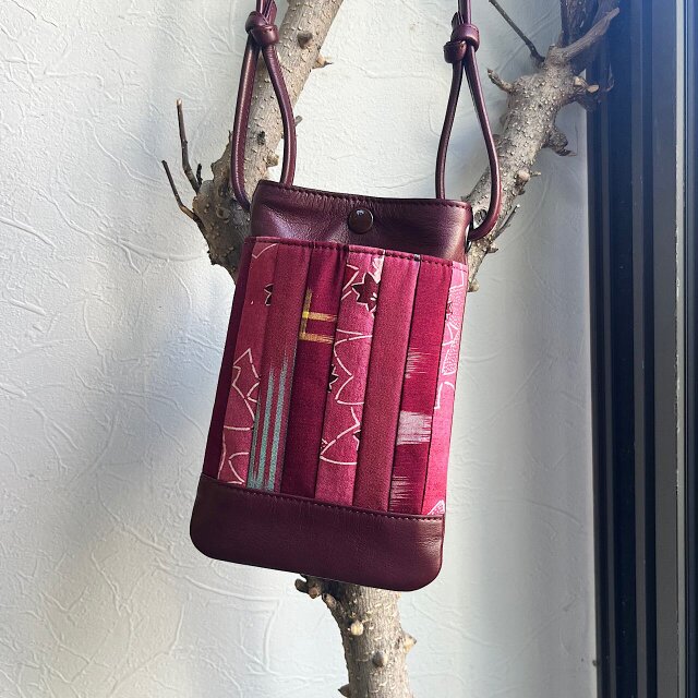 スマホポシェット（濃いエンジの革＋着物生地のパッチワーク）No.01014-24