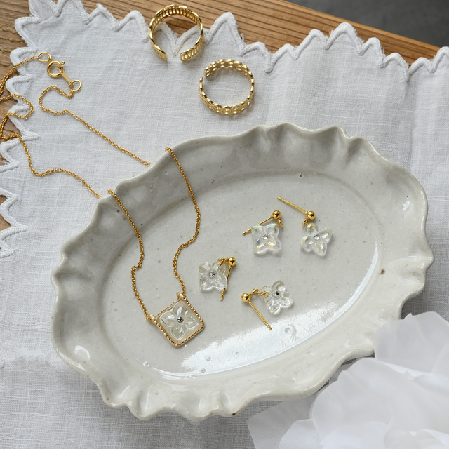 ヴィンテージガラスの揺れる透明な花ピアス／ノンホールピアス［クリア