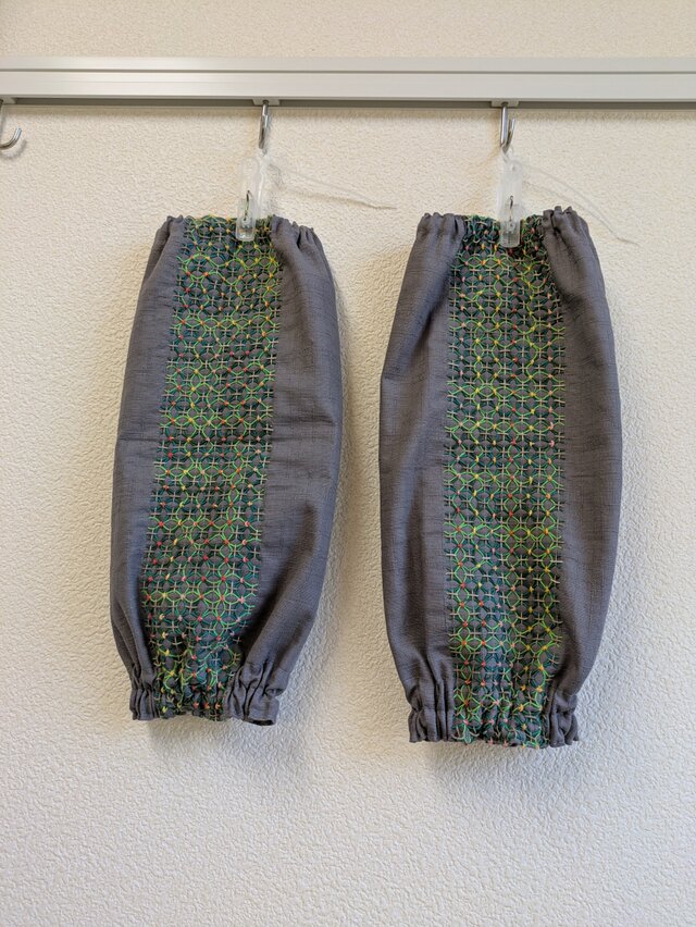 刺し子アームカバー　７－イ　　グレーのコットン生地　グリーン系の段染め糸で紫陽花模様