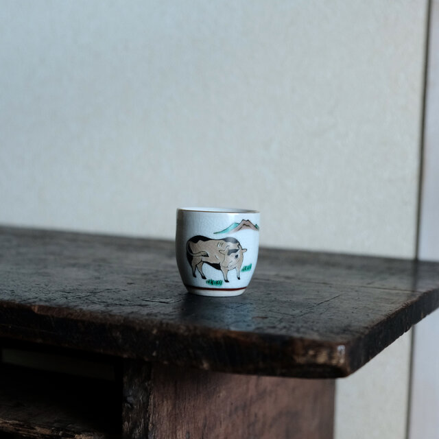 静止する茶色い牛（丑）◆九谷焼　干支　色絵金彩猪口　昭和レトロ　酒器　コレクション　工芸品　i3