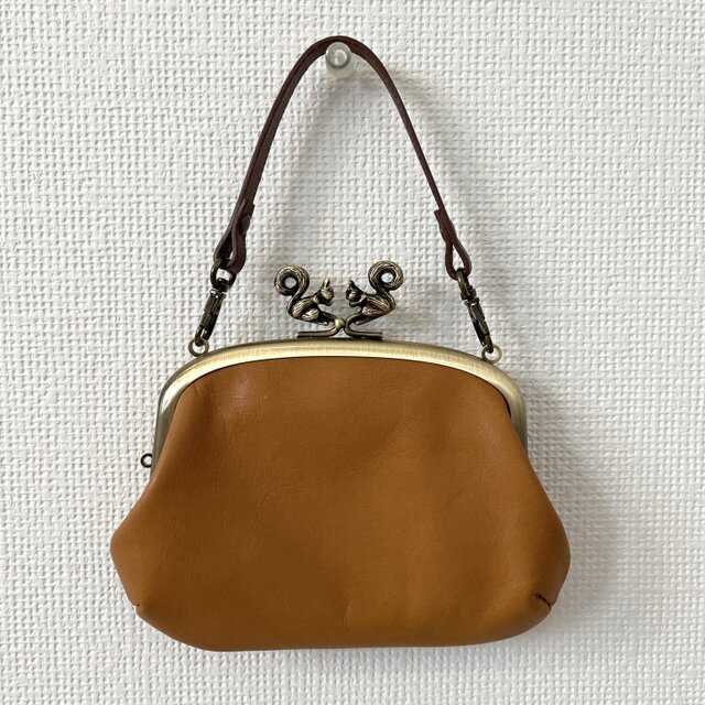 ぱかっと開くとお部屋が3つの親子がまぐち♪持ち手が付いた、くるりんしっぽのリスさん本革ミニ財布