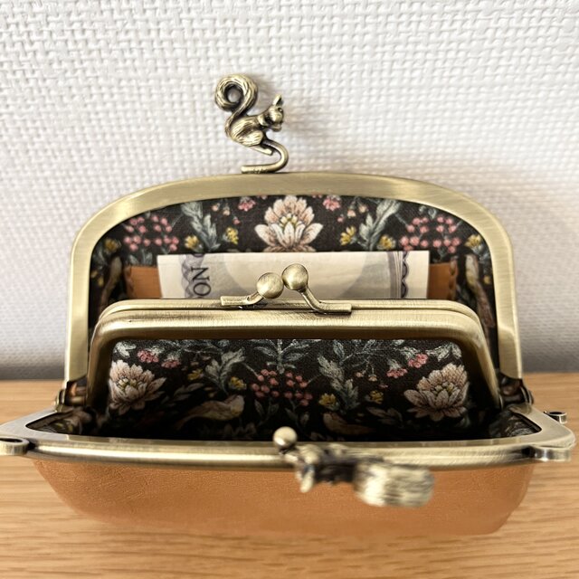 ぱかっと開くとお部屋が3つの親子がまぐち♪持ち手が付いた、くるりん