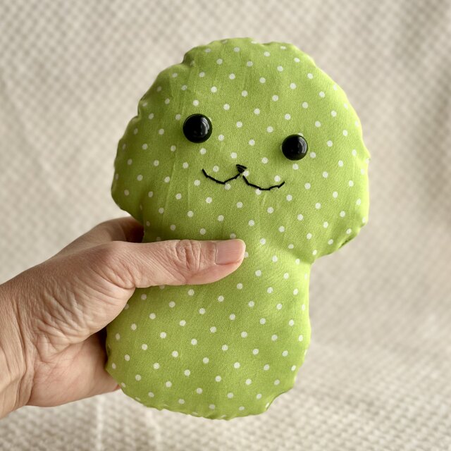 黄緑色のキノコのぬいぐるみ「ふにー茸」 | iichi 日々の暮らしを