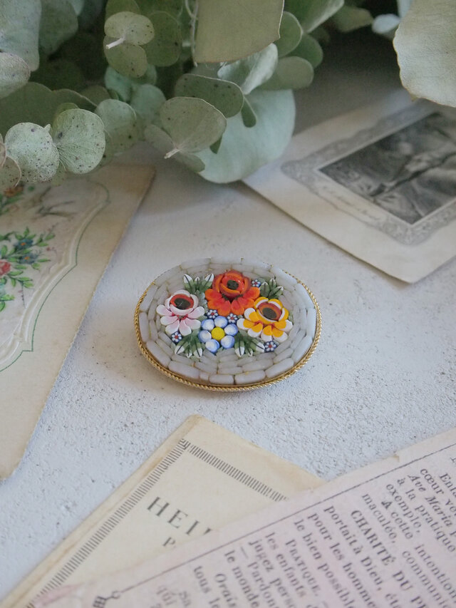 淡いグレーに鮮やかなお花のモザイクガラスブローチ