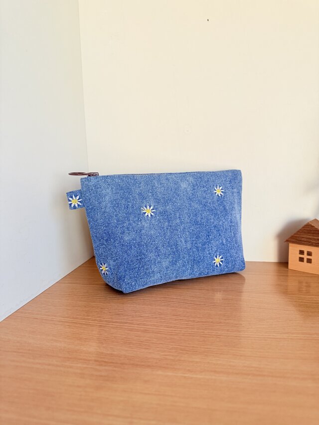 デニムのマチ付きポーチ（フラワー刺繍）