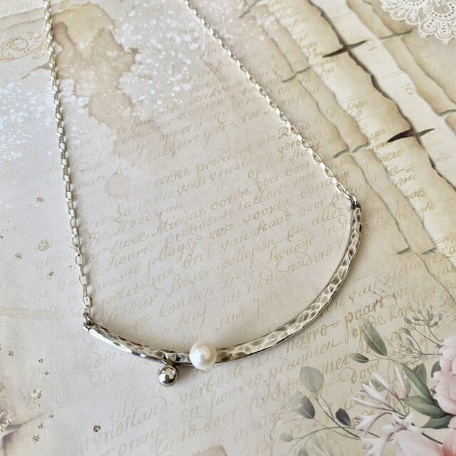 パールとシルバーのデコルテバーネックレス