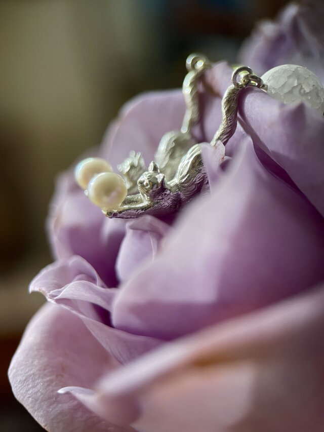 パールで遊ぶネコの冒険者ピアス(クラッシュクオーツグリーン)