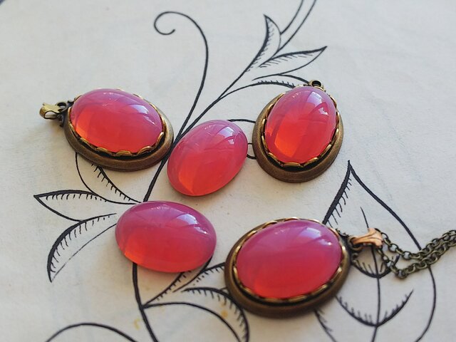 ヴィンテージ 濃いピンクオパール（18×13㎜）クラシカルネックレス