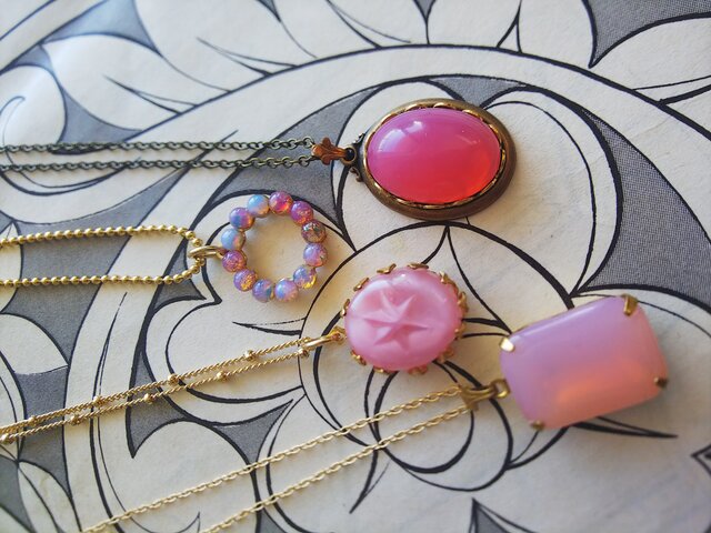 ヴィンテージ 濃いピンクオパール（18×13㎜）クラシカルネックレス