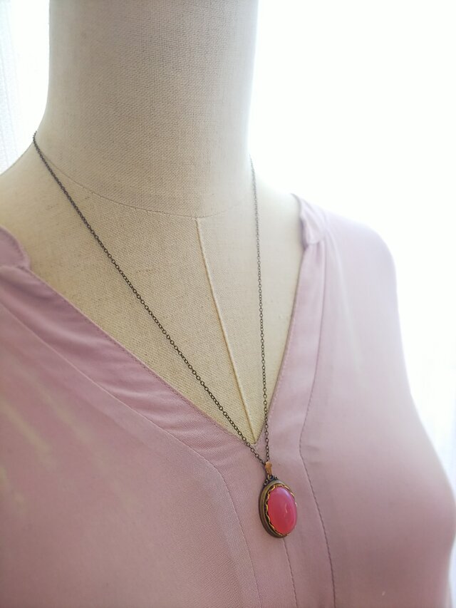 ヴィンテージ 濃いピンクオパール（18×13㎜）クラシカルネックレス