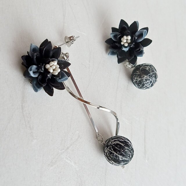 お花と糸巻ビーズのピアス　アシメントリ―　黒×グレー　つまみ細工　和モダン　成人式、和装