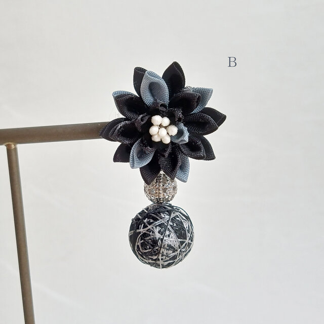 お花と糸巻ビーズのピアス アシメントリ― 黒×グレー つまみ細工 和