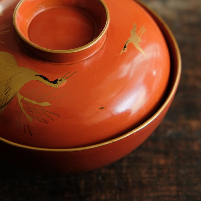 赤い漆器 鶴のデザイン　蓋付き木製お椀　朱塗り　金蒔絵　大正時代　美品　美術品 輪島塗】金蒔絵 鶴 松 小吸物 蓋付椀 10客 外朱塗り 内黒塗り