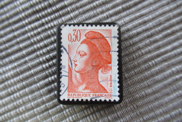 アップサイクル フランス切手ブローチ10343 | iichi 日々の暮らしを